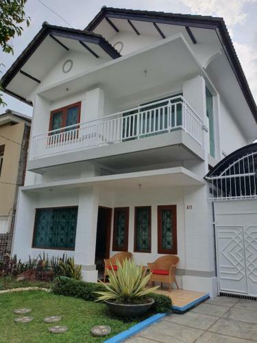 3 Br Villa Astoria Setiabudi Bandung