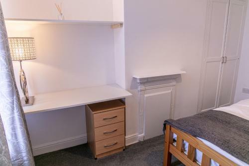 Inviting 3-bed House In Leicester