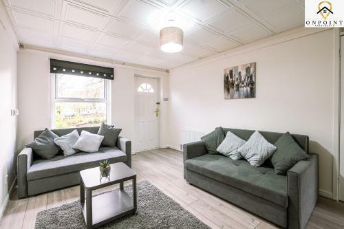 ?convenient 2 Bedroom Apt Close To Centre - Parking?