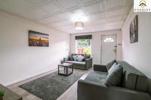 ?convenient 2 Bedroom Apt Close To Centre - Parking?