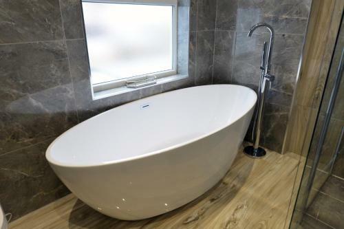 Outstanding Modernised 3/4 Double Bedroomed House