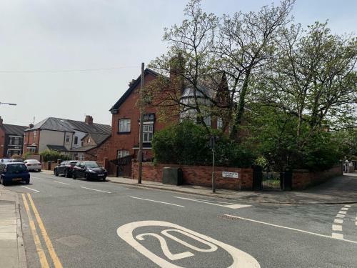Be My Guest Liverpool - Ground Floor Apartment With Parking