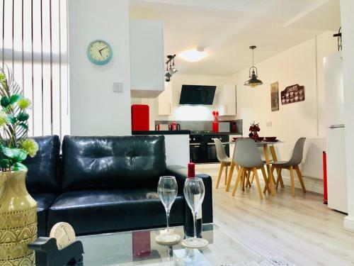 Lush Apartment 5 Bedroom House - Wbr