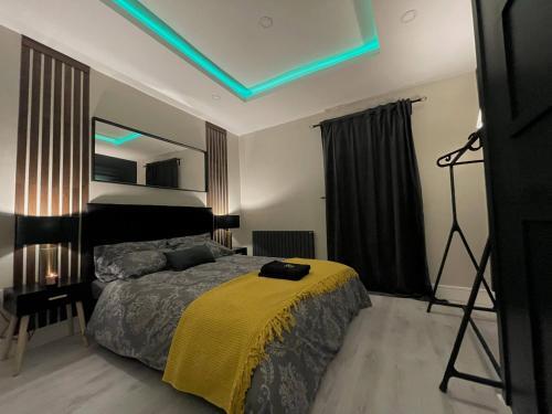 Immaculate Modern Home With Parking - Sleeps 8 -