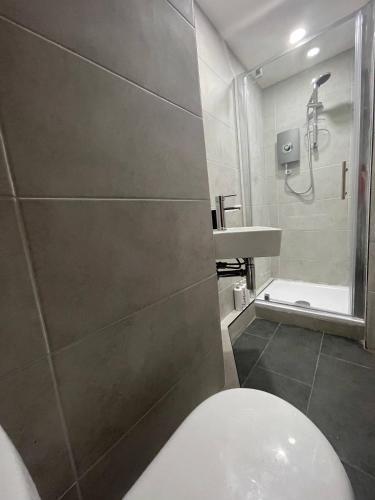 Immaculate Modern Home With Parking - Sleeps 8 -