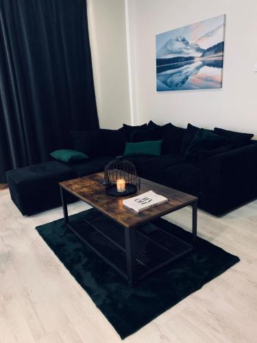 Immaculate Modern Home With Parking - Sleeps 8 -