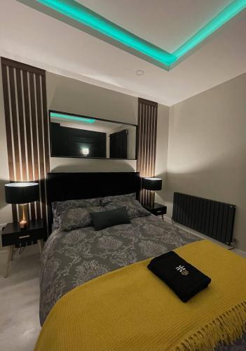 Immaculate Modern Home With Parking - Sleeps 8 -