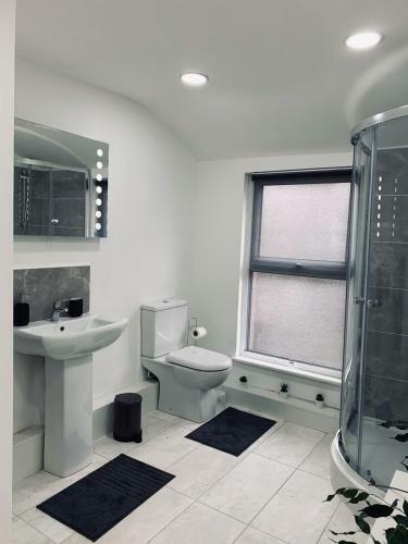 Stylish, Spacious & Luxurious Home - Parking