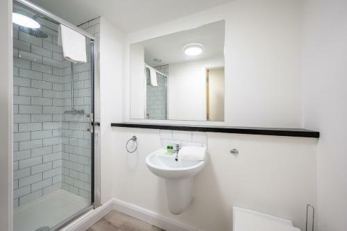 Large 3 Bedroom Apartment In Liverpool!