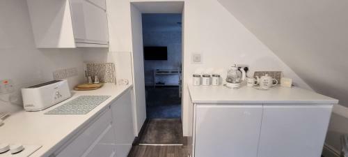 Modern And Spacious 2 Bedroom Apartment With Free Parking