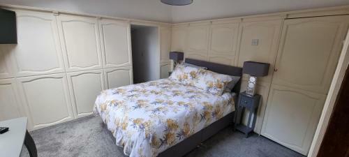Modern And Spacious 2 Bedroom Apartment With Free Parking