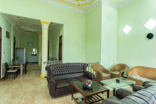 Hotel Oyo 2848 Senaz Guesthouse