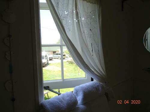 Tranquil Shepherds Hut In Beautiful Rural Setting