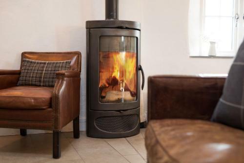 The Blacksmiths - Luxury Cottage, Countryside Views, Pet Friendly