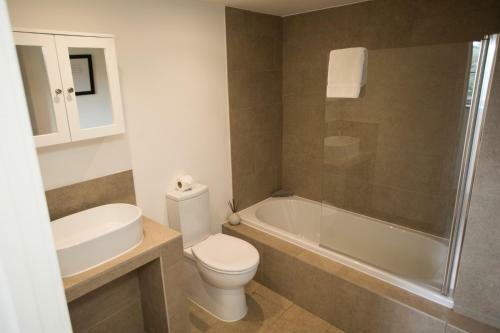 The Blacksmiths - Luxury Cottage, Countryside Views, Pet Friendly