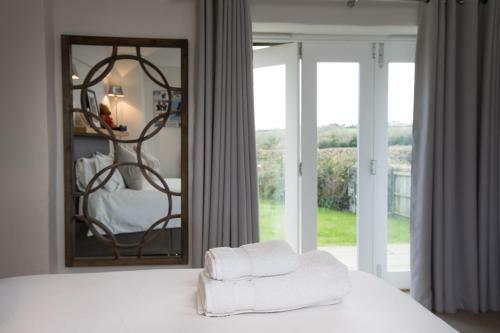 The Blacksmiths - Luxury Cottage, Countryside Views, Pet Friendly