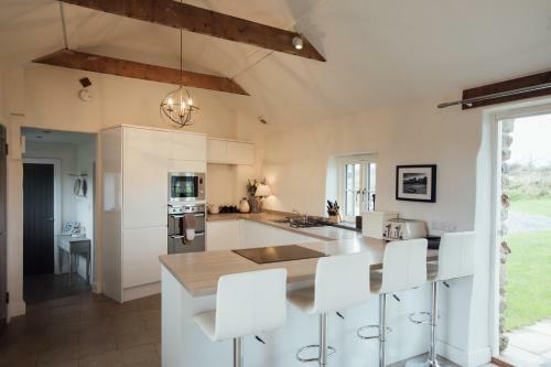 The Blacksmiths - Luxury Cottage, Countryside Views, Pet Friendly