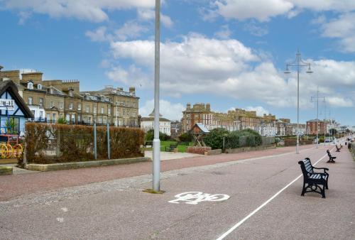 Sea Views Stunning 2 Bedroom Apartment #
