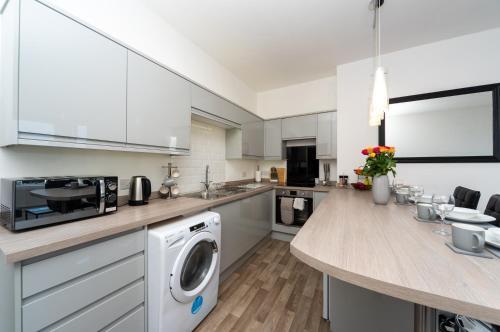 Sea Views Stunning 2 Bedroom Apartment #