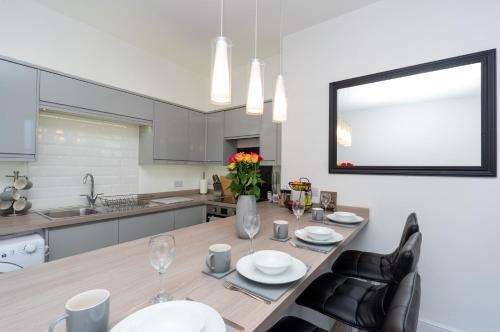 Sea Views Stunning 2 Bedroom Apartment #