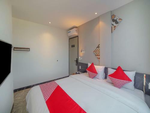 Oyo 90447 Kardopa Hotel Megapark