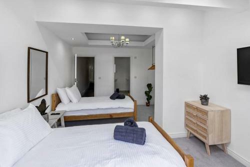 Apartamento Large, Bright Central Maisonette With Free Parking