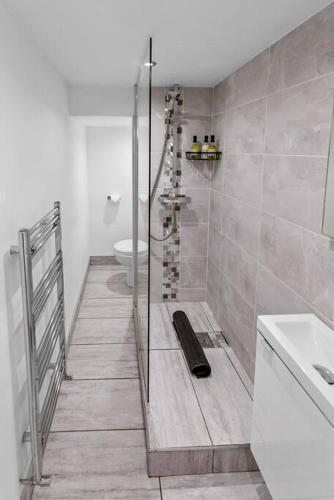 Apartamento Large, Bright Central Maisonette With Free Parking