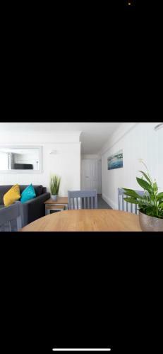 Luxury Beachfront Apartment 50m From The Beach