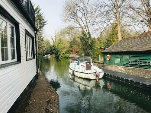 Aston Henry James Double Room At Riverside Location