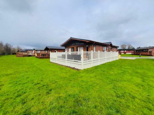 Ivy Lodge With Hot Tub