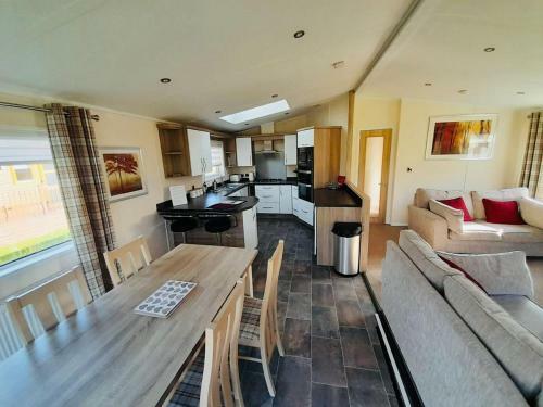 Ivy Lodge With Hot Tub