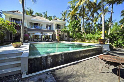 3-bedroom Beach Front Villa, 10 Mins To Dive Sites