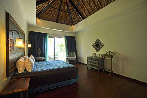 3-bedroom Beach Front Villa, 10 Mins To Dive Sites
