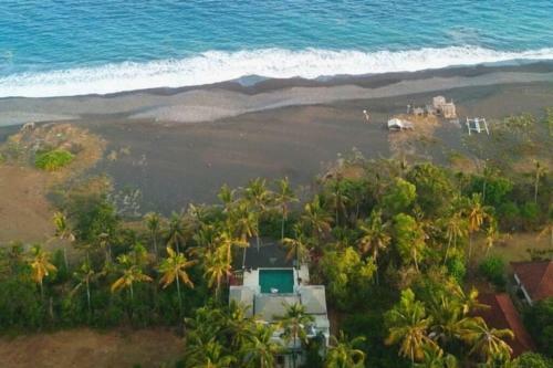 3-bedroom Beach Front Villa, 10 Mins To Dive Sites