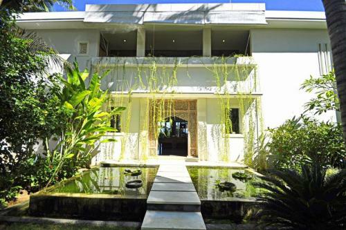 3-bedroom Beach Front Villa, 10 Mins To Dive Sites