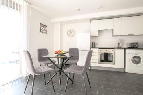 Apartamento Modern Fresh 2bd Apt Close To Centre And Uni-slps5
