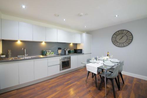 Deluxe 2 Bed 2 Bath Spacious City Centre Apartment