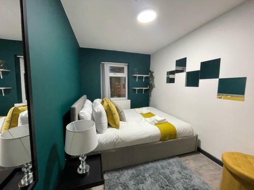 Lovely Party House - Centrally Located
