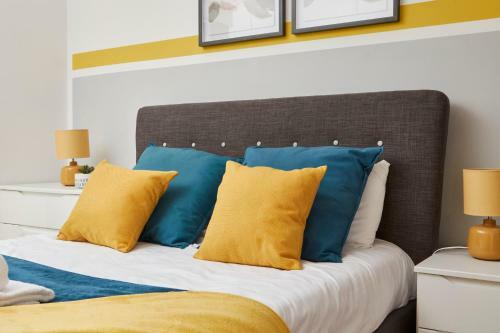 Stunning 2 Bed Apartment - Sleeps 6 - Parking