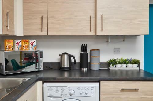 Stunning 2 Bed Apartment - Sleeps 6 - Parking