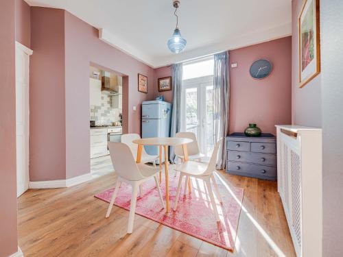 Cheerful 2 Bedroom Property Levenshulme