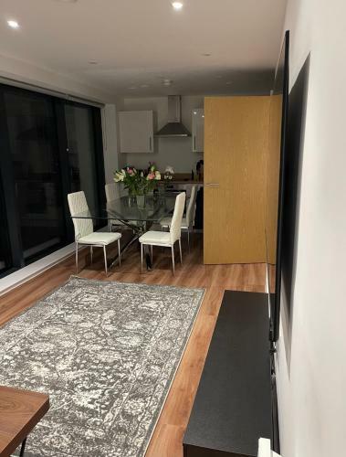 Luxury Apartment Manchester With Balcony Views