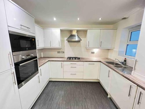 Large Family 4 Bedroom Townhouse - Fallowfield
