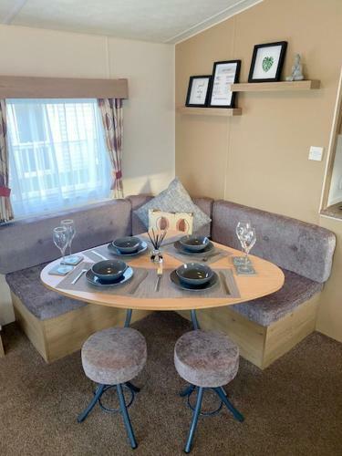 Static Caravan, Holly Grove, Lyons Robin Hood