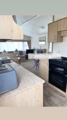 Static Caravan, Holly Grove, Lyons Robin Hood