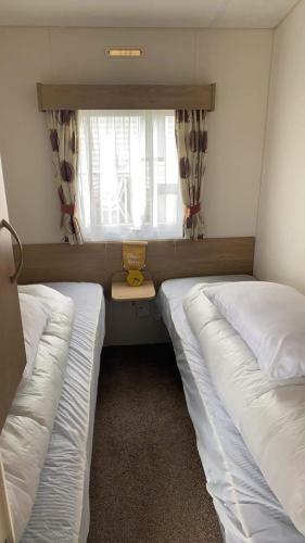Static Caravan, Holly Grove, Lyons Robin Hood