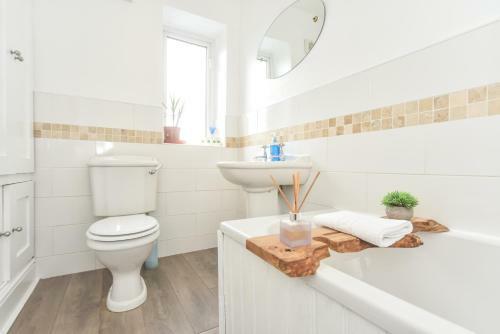 Castle View Cottage, A Charming Three-bedroom Cottage Matlock