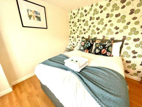 K&t Living Cheerful 4 Bed House+2 Parking Sleeps 8