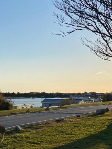 2 Bedroom Static Caravan Near The Lake