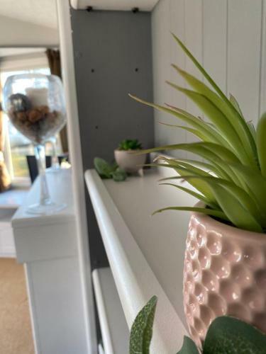 2 Bedroom Static Caravan Near The Lake